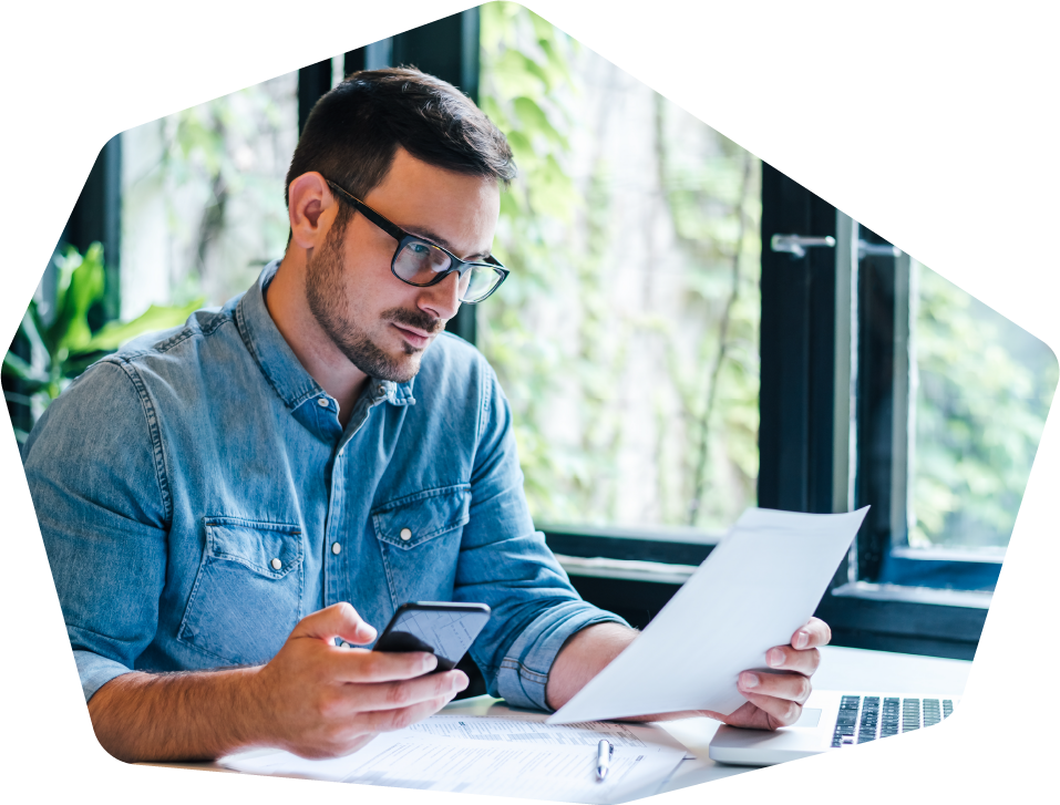 photo d'un homme travaillant sur son smartphone