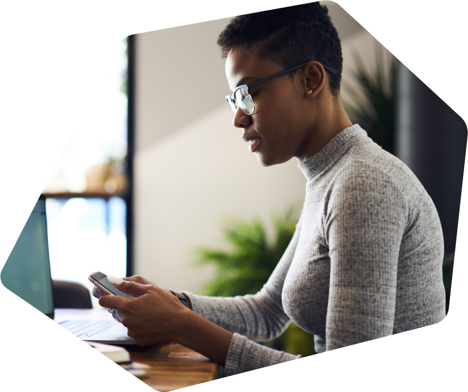 photo d'une femme travaillant sur son ordinateur